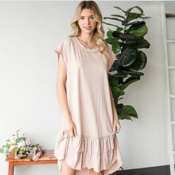 Oli & Hali Dresses & Skirts - Olí & Hali Ruffled Tiered Dress Size Medium pale Pink